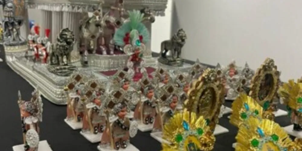 Maquetes reproduzem, numa escala menor, um desfile de escola de samba em detalhes.
