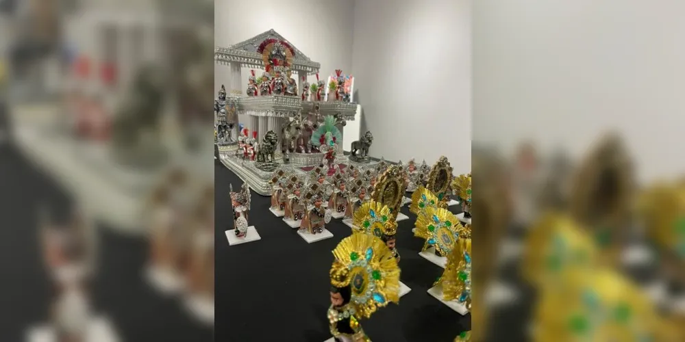 Maquetes reproduzem, numa escala menor, um desfile de escola de samba em detalhes.