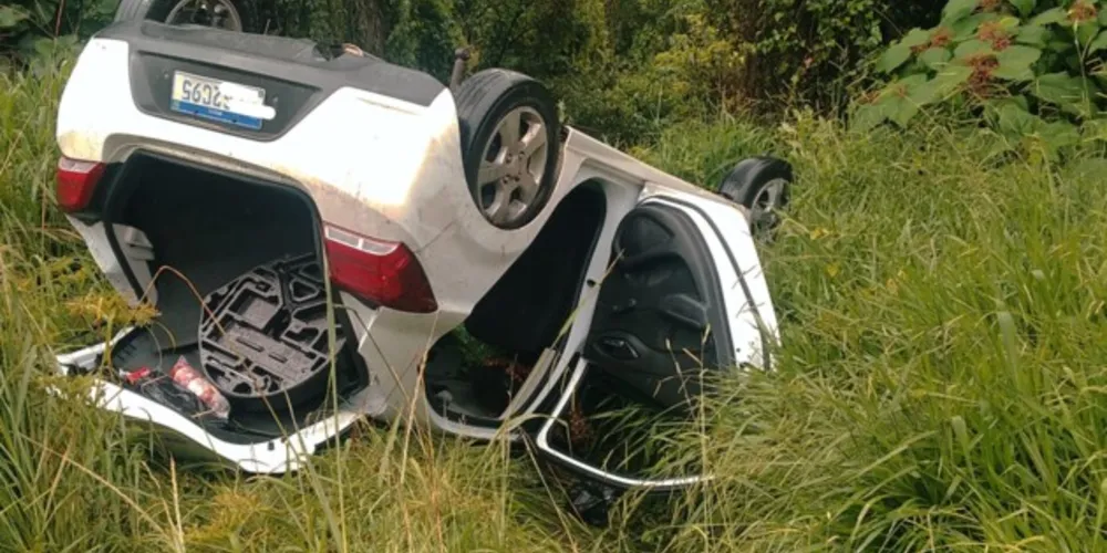 Carro chegou a capotar às margens da estrada; equipes de socorro foram acionadas