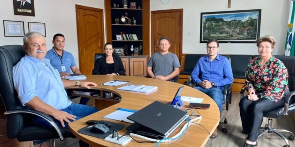 Nesta sexta-feira (3), o prefeito de Irati, Jorge Derbli (PSDB) e a vice-prefeita, Ieda Waydzik (PV), participaram de reunião com lideranças do setor