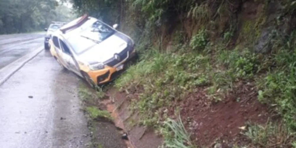 A viatura capotou com dois policiais dentro