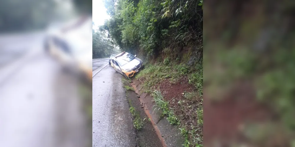 A viatura capotou com dois policiais dentro