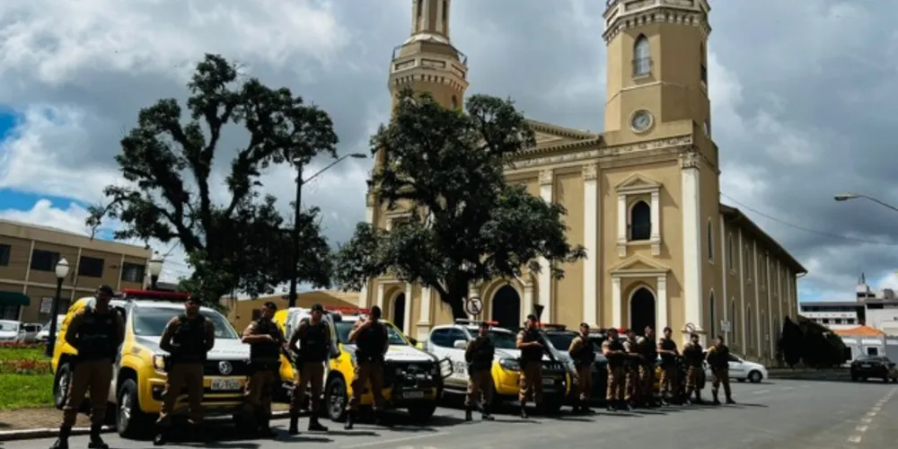 Por meio de estudos de análise criminal, os policias militares realizaram patrulhamento e bloqueios em pontos de maior circulação de pessoas e veículos