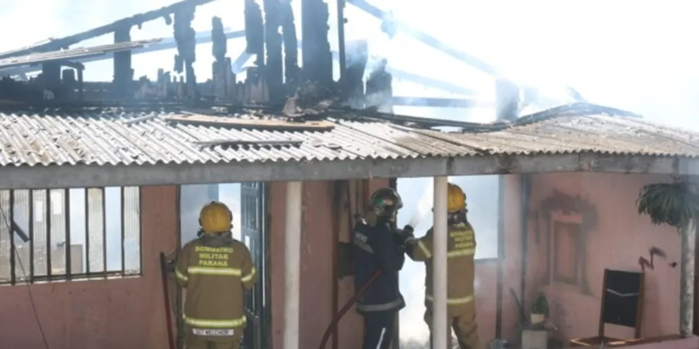 Duas equipes dos Bombeiros combateram as chamas no local