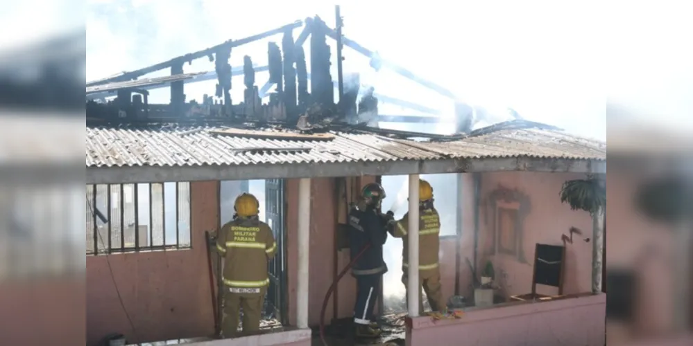 Duas equipes dos Bombeiros combateram as chamas no local