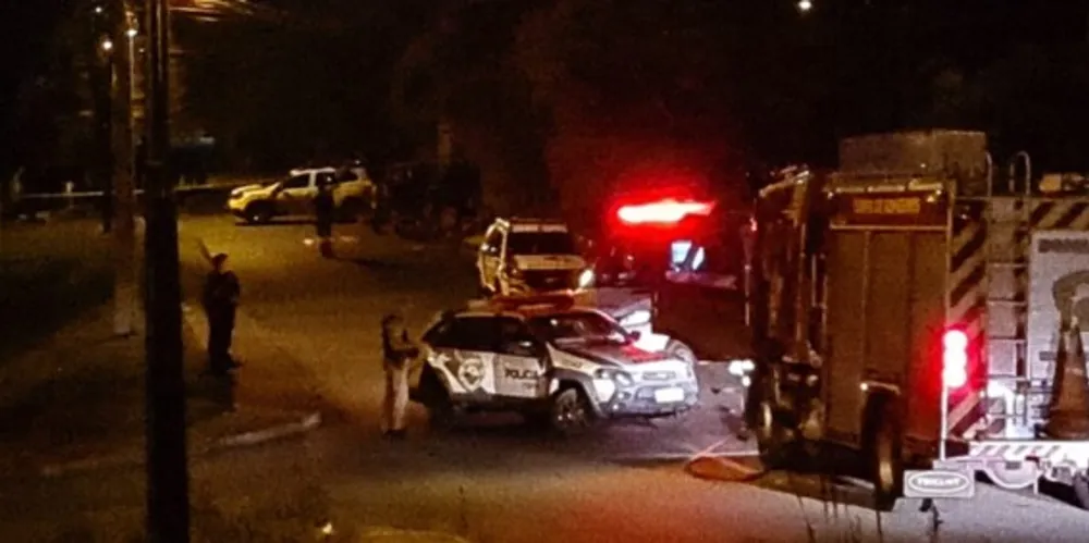 Polícia chegou ao local por volta das 22h e isolou a área