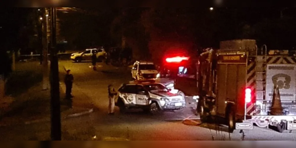 Polícia chegou ao local por volta das 22h e isolou a área