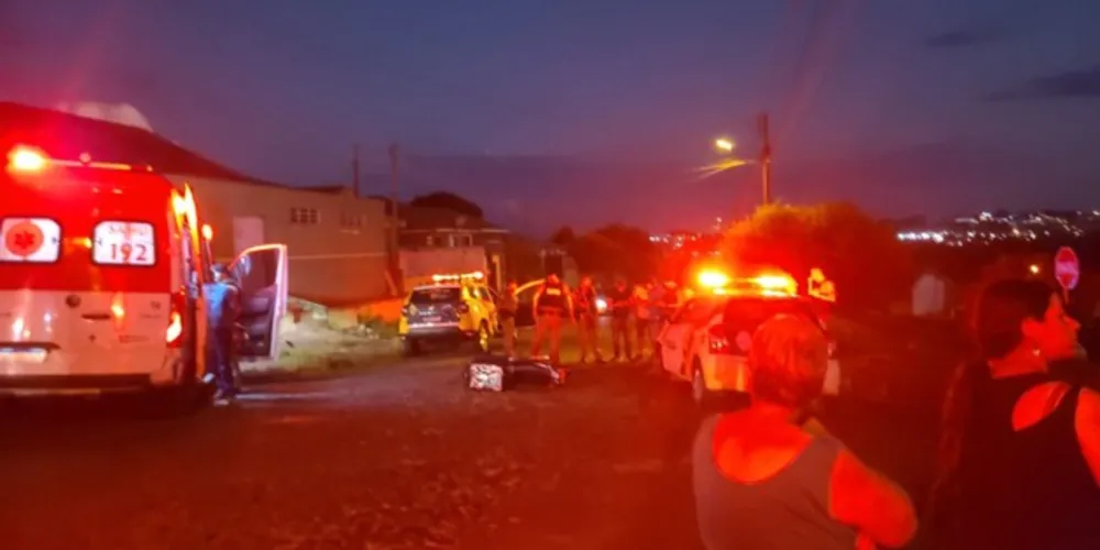 Três pessoas foram baleadas no início da noite desta terça-feira