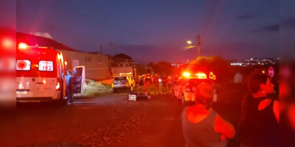 Três pessoas foram baleadas no início da noite desta terça-feira