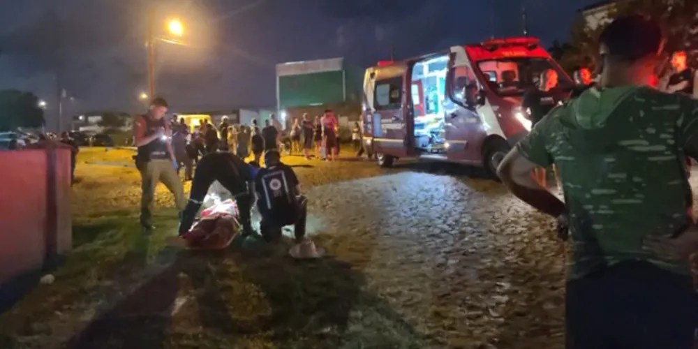 Vítimas estão sendo atendidas pelo Samu e Corpo de Bombeiros.