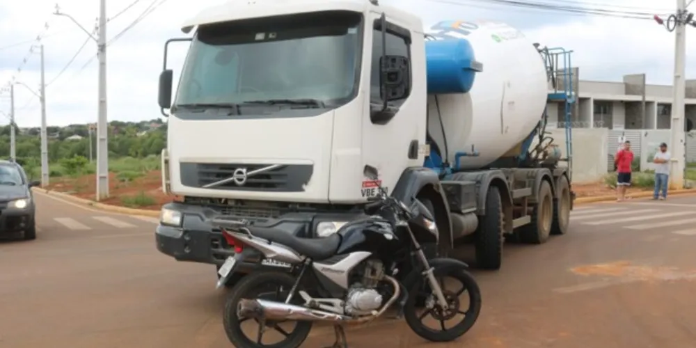 Moto colidiu na lateral  dianteira do caminhão