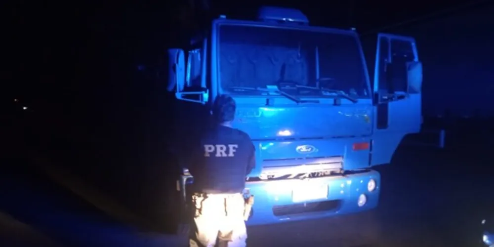 PRF de PG recupera caminhão roubado em São José dos Pinhais