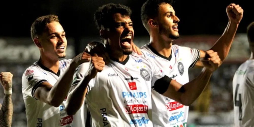 O centroavante Vinicius Mingotti comemora o gol marcado ao lado dos meias Dudu Scheidt e Vinicius Diniz.