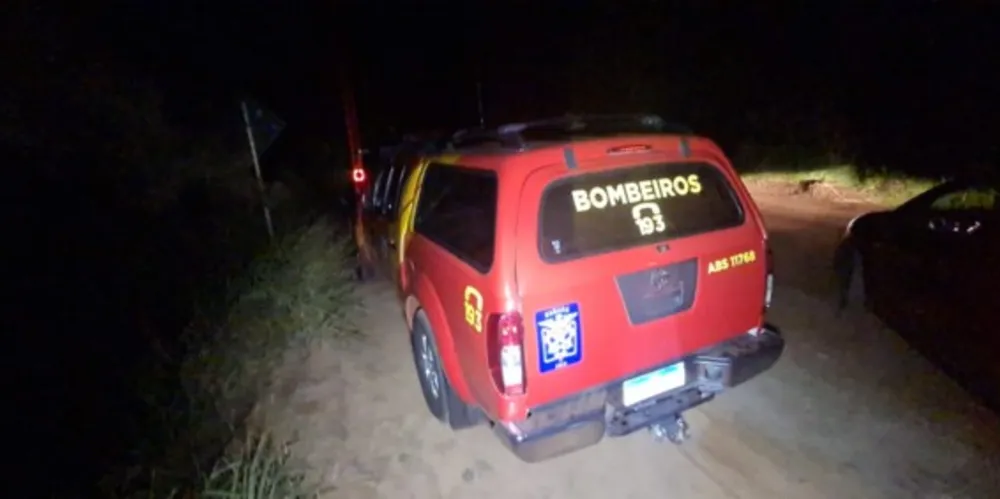 Em um barranco próximo à ponte do Rio Tibagi, as autoridades encontraram uma motocicleta com documentos e uma mochila