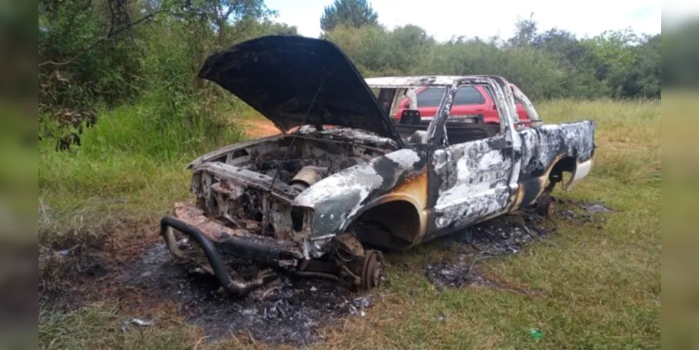 Veículo foi destruído e abandonado próximo ao Rio Tibagi