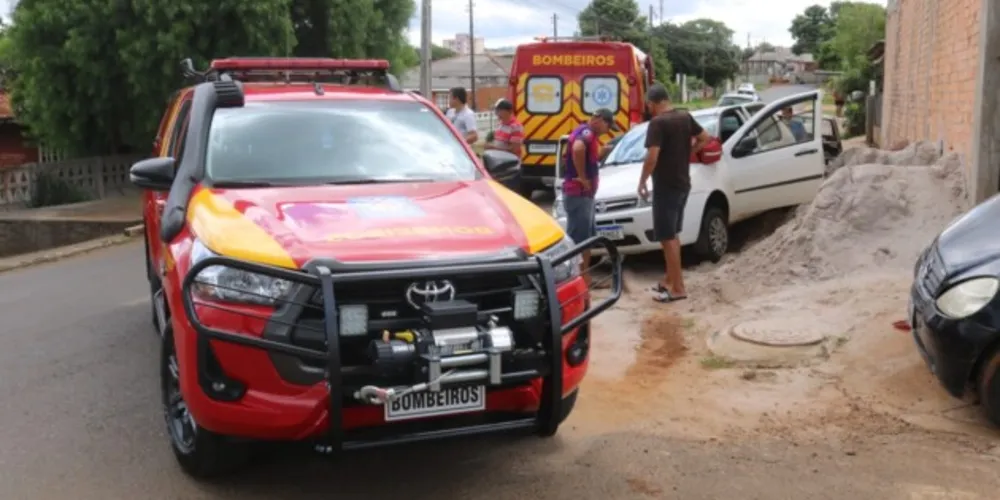 O rapaz que dirigia um Fiat Palio sofreu uma contusão na coluna cervical e foi socorrido pelo Corpo de Bombeiros (Siate)