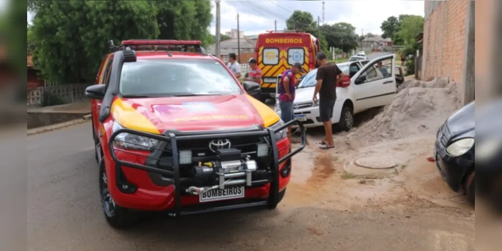 O rapaz que dirigia um Fiat Palio sofreu uma contusão na coluna cervical e foi socorrido pelo Corpo de Bombeiros (Siate)