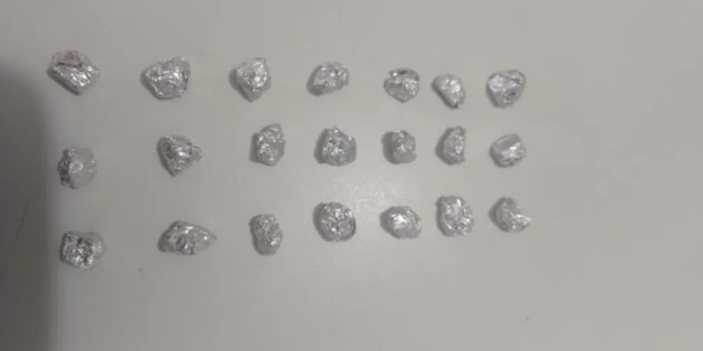 Com o homem preso, foram encontradas 21 porções de substância análoga ao crack