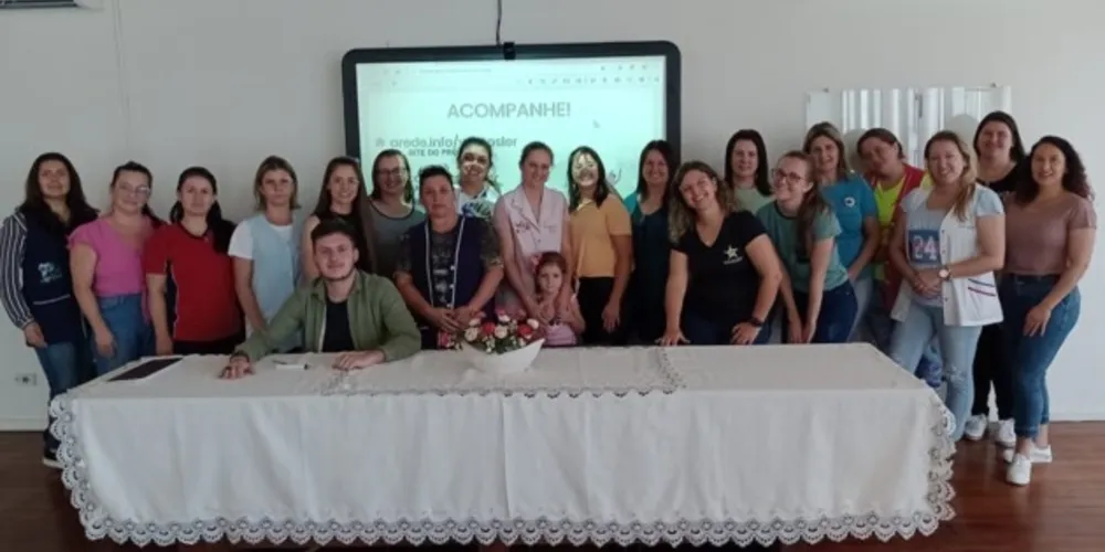 Ao longo de fevereiro e março, o Vamos Ler realizará as capacitações de forma presencial e online, de acordo com a preferência das equipes de educação de cada município.