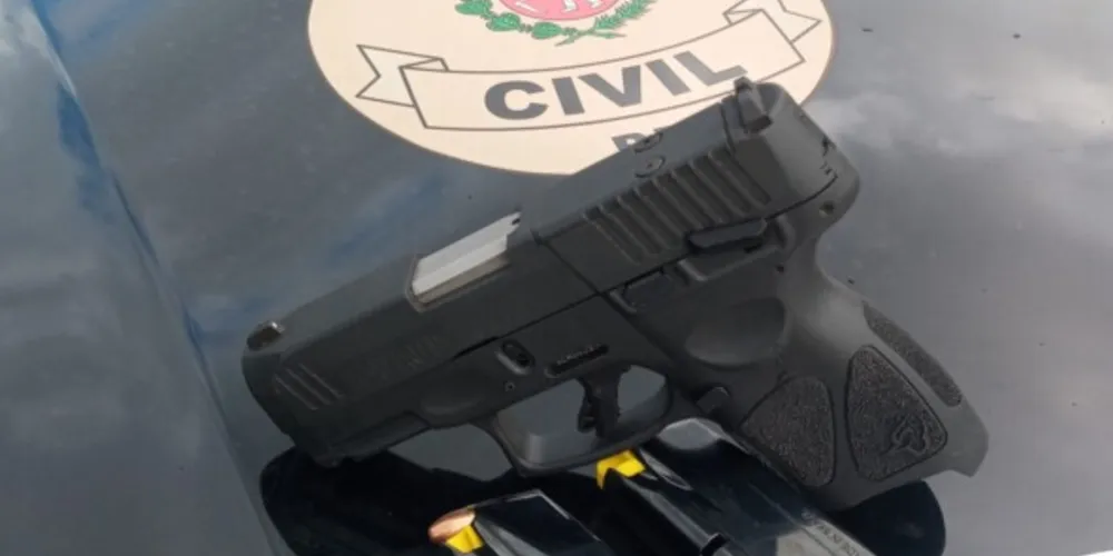 Homem teria usado a pistola para ameaçar a mãe de morte