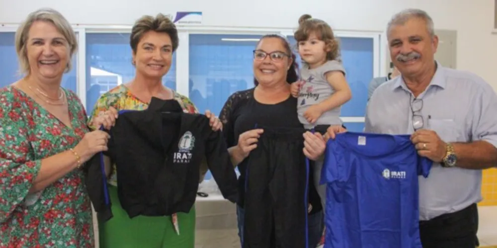 Prefeito Jorge Derbli e a vice-prefeita Ieda Waydzik, participaram das entregas