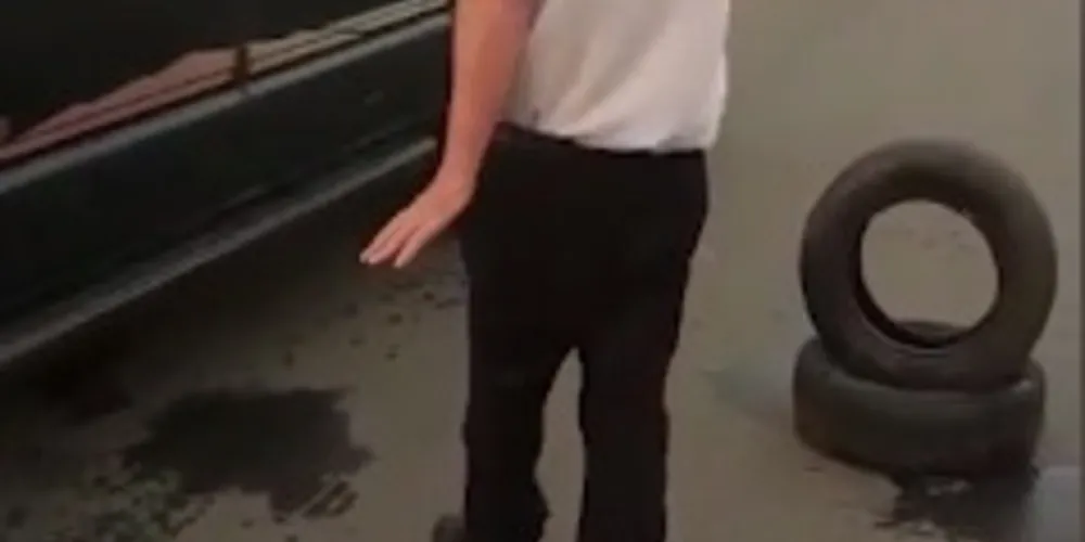 A colisão aconteceu entre o veículo Montana (do funcionário do Detran) e uma motocicleta Honda CG Fan