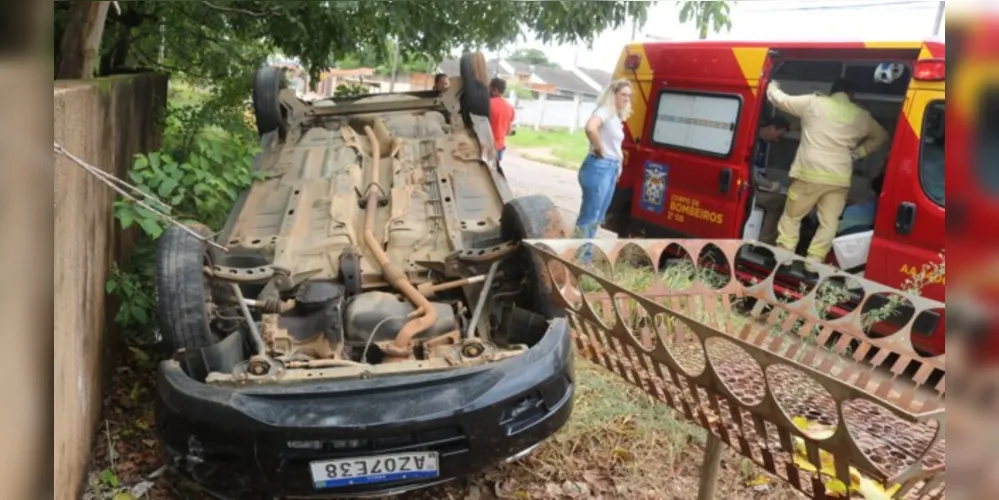 Conforme o relato da condutora, ela teria perdido o controle do carro e subido em um meio fio. Logo em seguida, o carro capotou às margens da via