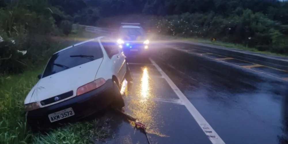 Cerca de 3 mil maços de cigarro foram encontrados dentro do automóvel
