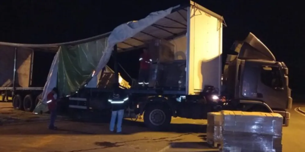 Transbordo da carga e remoção do caminhão foram realizados na madrugada deste sábado