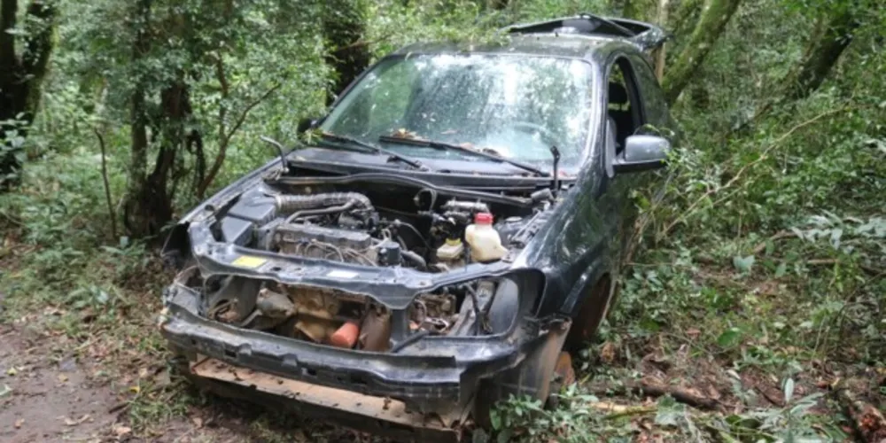 O veículo 'Celta' estava desmontado e abandonado no local.