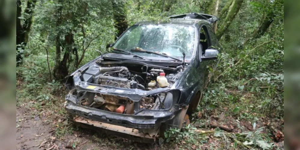 O veículo 'Celta' estava desmontado e abandonado no local.