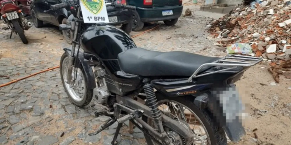 A moto foi recuperada pela polícia militar.