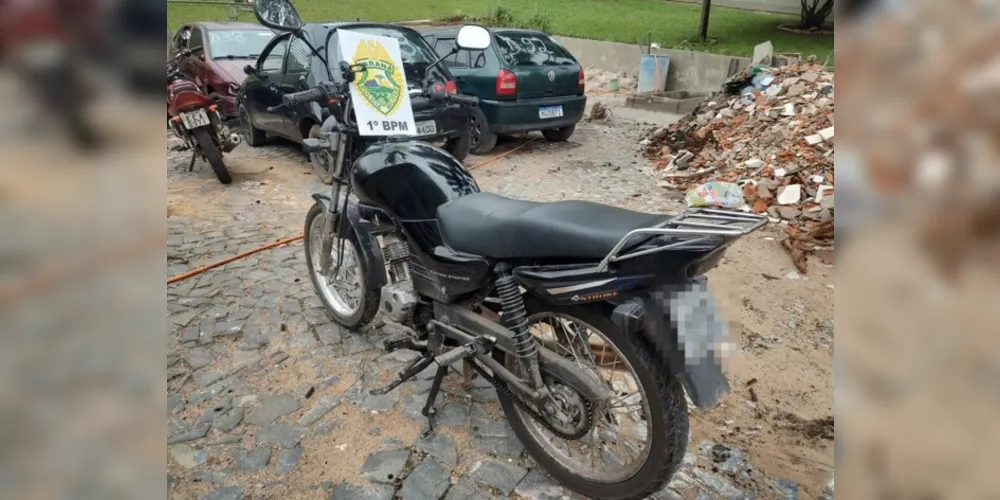 A moto foi recuperada pela polícia militar.