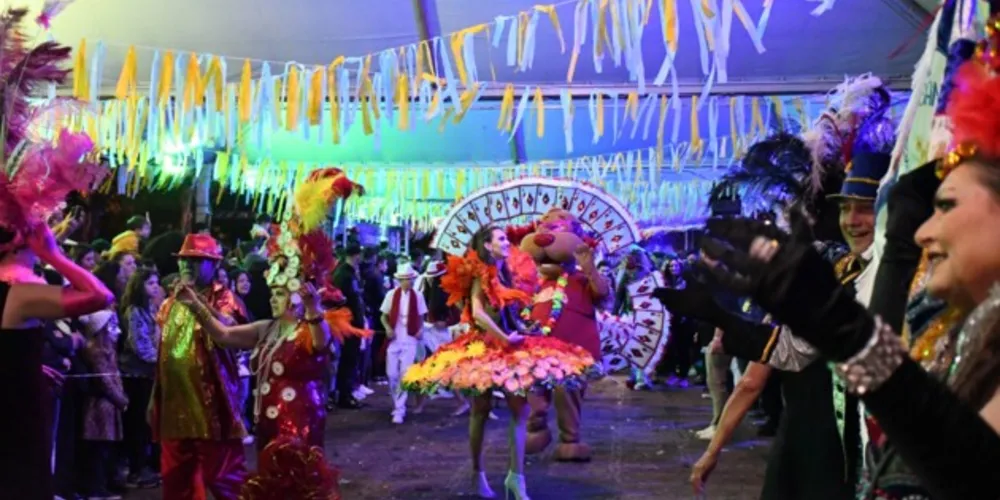 As festas se concentram nas ruas centrais da cidade e no Parque Ambiental