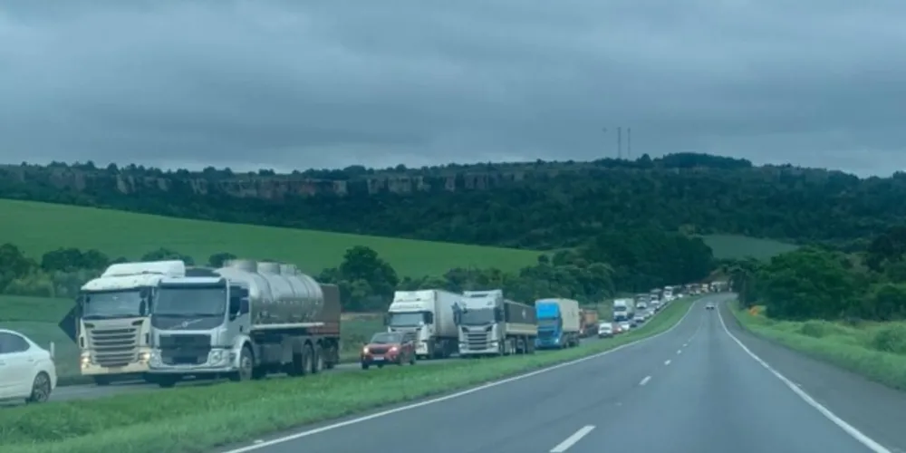 O acidente aconteceu na manhã desta segunda-feira (20) e trouxe lentidão neste trecho da rodovia