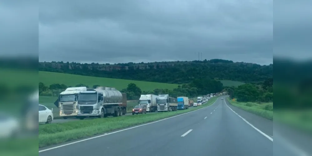 O acidente aconteceu na manhã desta segunda-feira (20) e trouxe lentidão neste trecho da rodovia