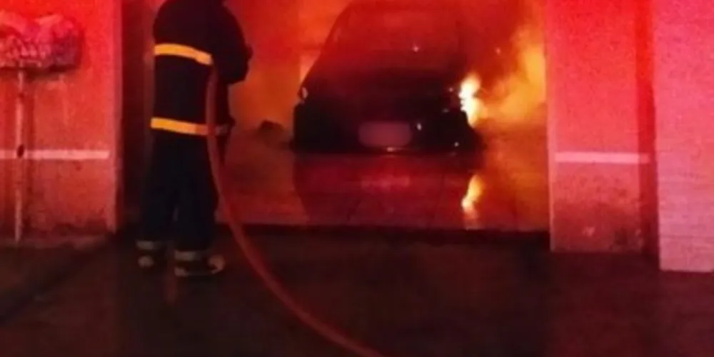 Os carros foram completamente carbonizados, mas ninguém ficou ferido