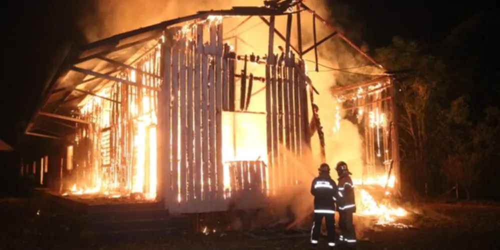 Barracão era utilizado como oficina pela concessionária das ferrovias na região