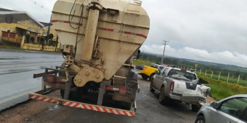 Informações preliminares dão conta que o caminhão colidiu na traseira dos dois carros