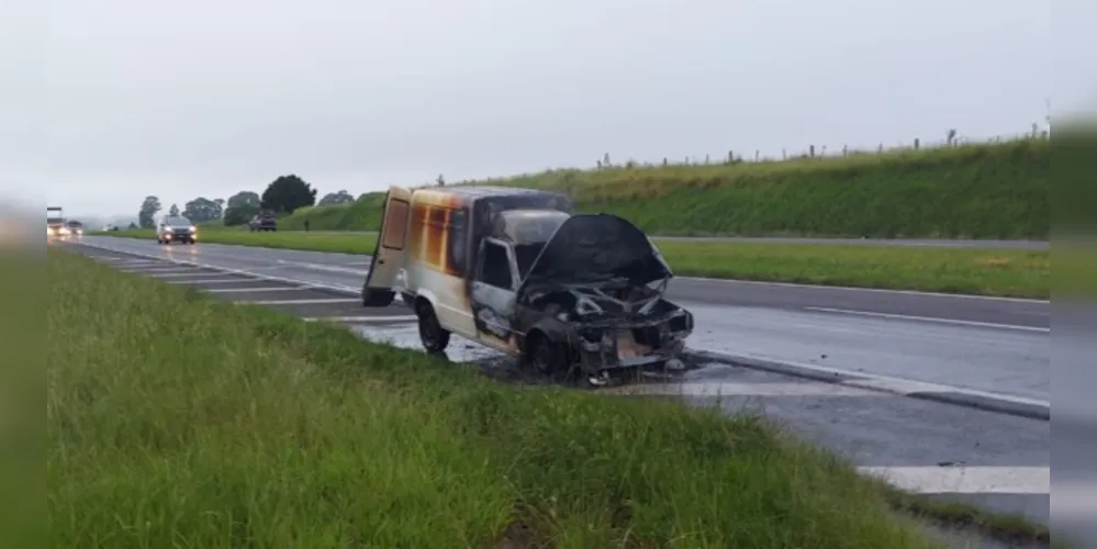 O automóvel, com placas da cidade de Curitiba, estava abandonado quando as equipes de socorro chegaram até o local