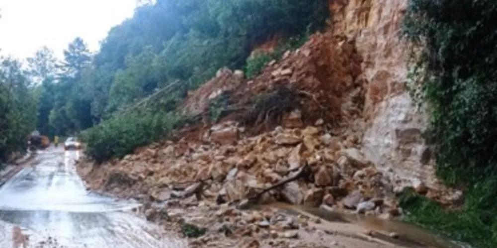 Quase toda a pista da PR-340 no local foi atingida