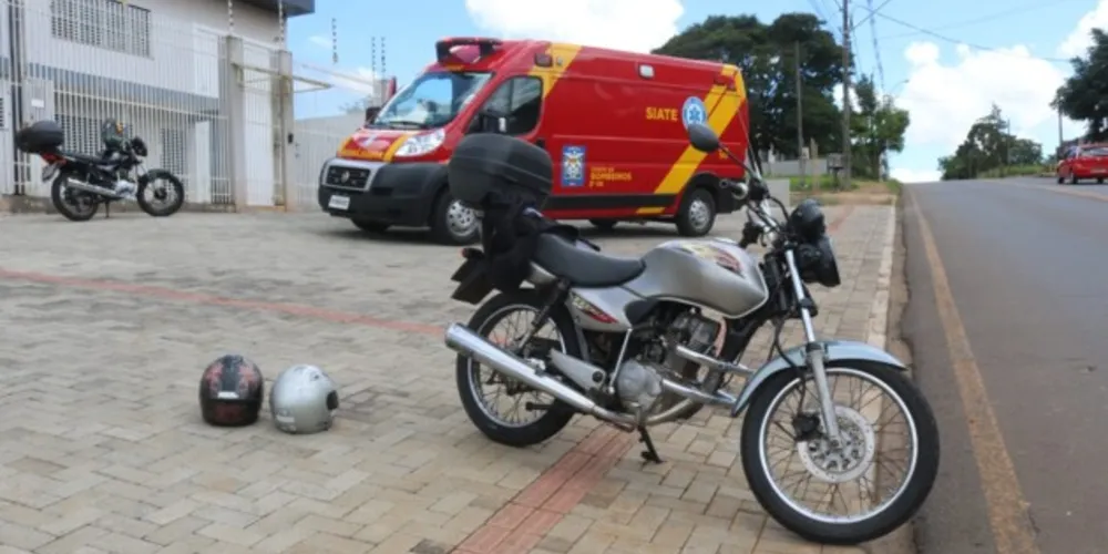 O condutor, de 58 anos, e o rapaz de 31 anos que estava na garupa sofreram escoriações nos braços e pernas