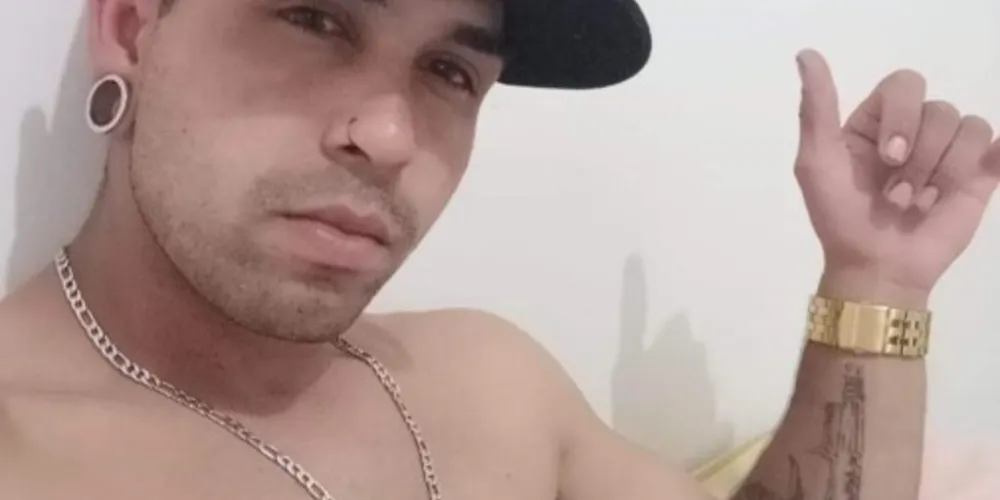 Relatos apontam que houve um total de três disparos, sendo que um deles teria atingido o pescoço do jovem