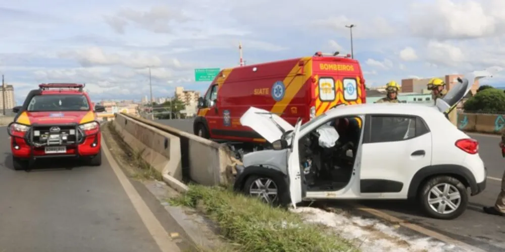 Colisão contra a mureta central ocorreu sobre o viaduto Eurico Batista Rosas
