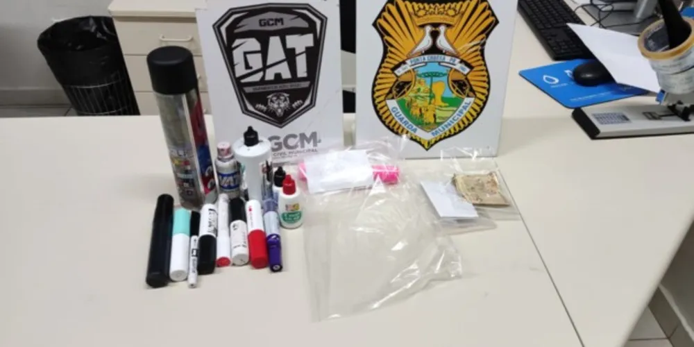 Tintas, canetas, drogas e dinheiro foram apreendidos