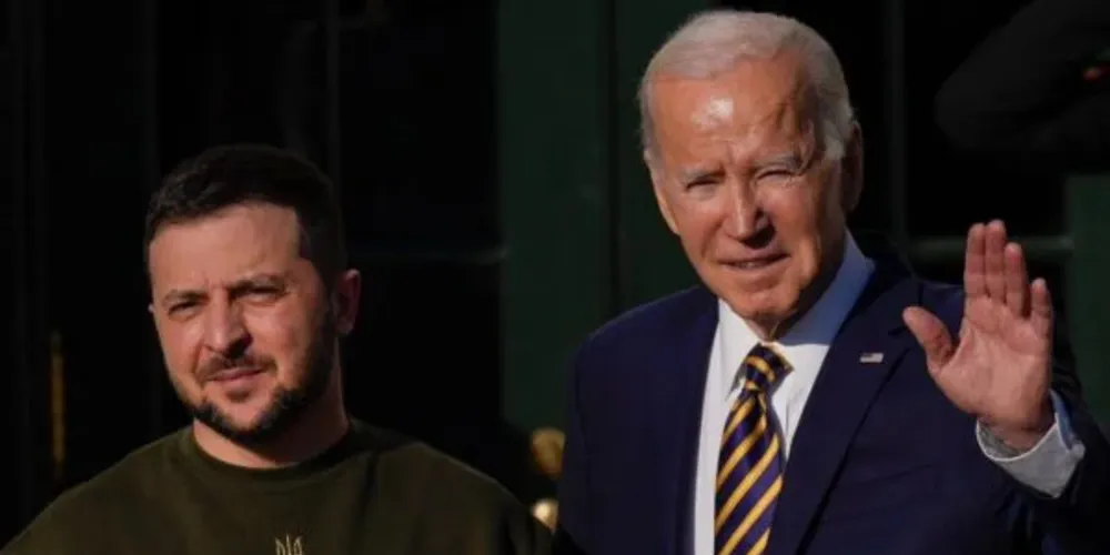 Presidente da Ucrânia, Volodymyr Zelensky, ao lado do presidente dos Estados Unidos, Joe Biden