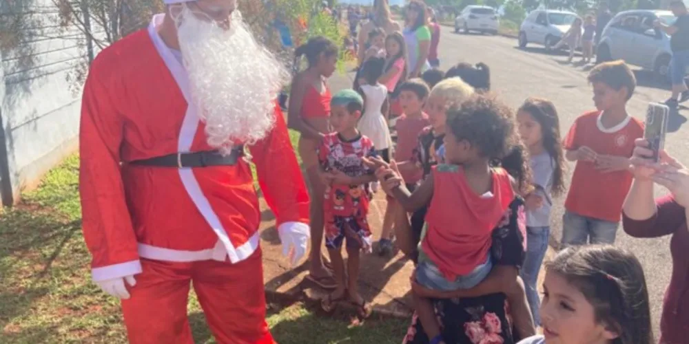 Brinquedos e doces foram entregues pelo Papai Noel às crianças
