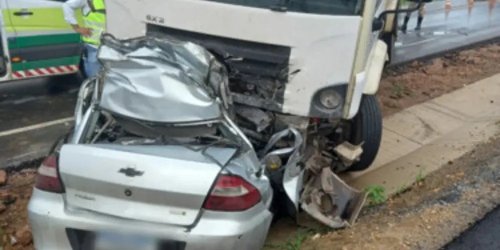 Carro bateu de frente com um caminhão