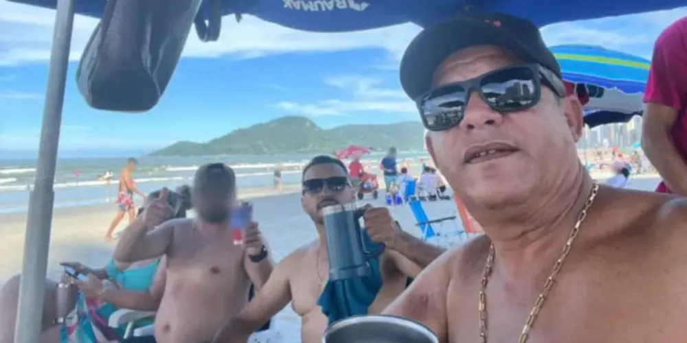 Bruno Barbosa e Antônio Brandão em praia de Balneário Camboriú, no litoral de SC