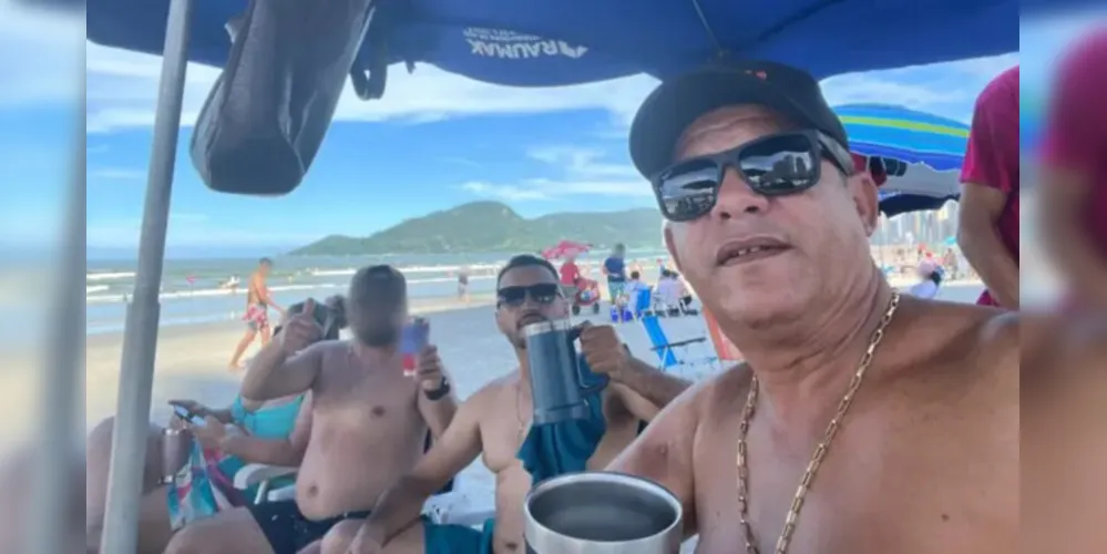 Bruno Barbosa e Antônio Brandão em praia de Balneário Camboriú, no litoral de SC